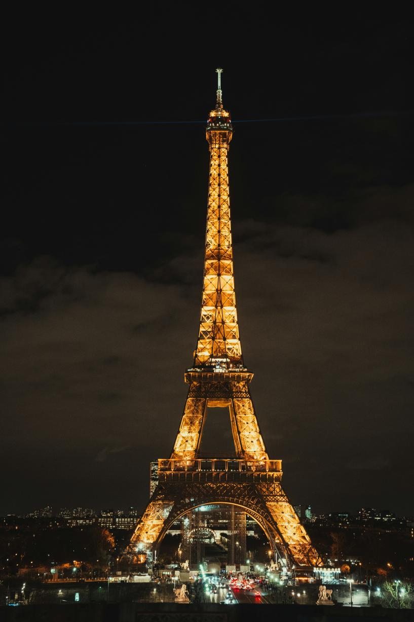 La tour Eiffel illuminée, pour un Noël à Paris 