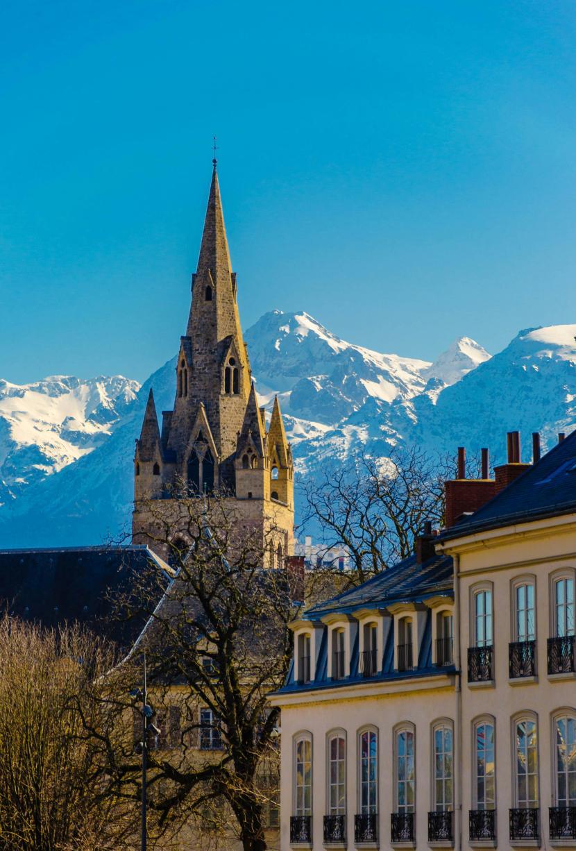 Dans le centre-ville de Grenoble, vue sur les montagnes 