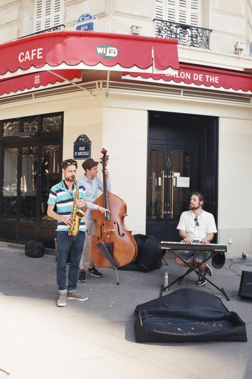 Des musiciens de rue à Paris 