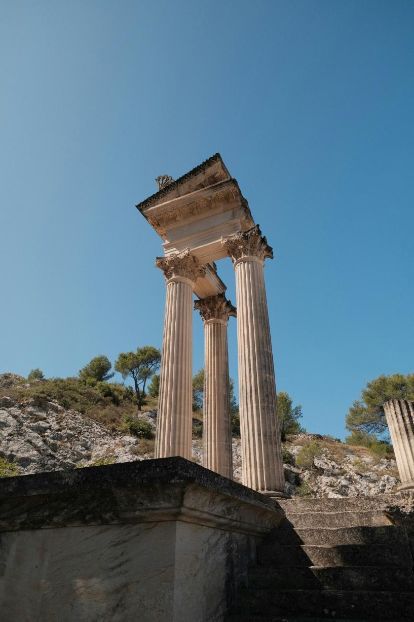 Un vestige de colonnades romaines en Provence 