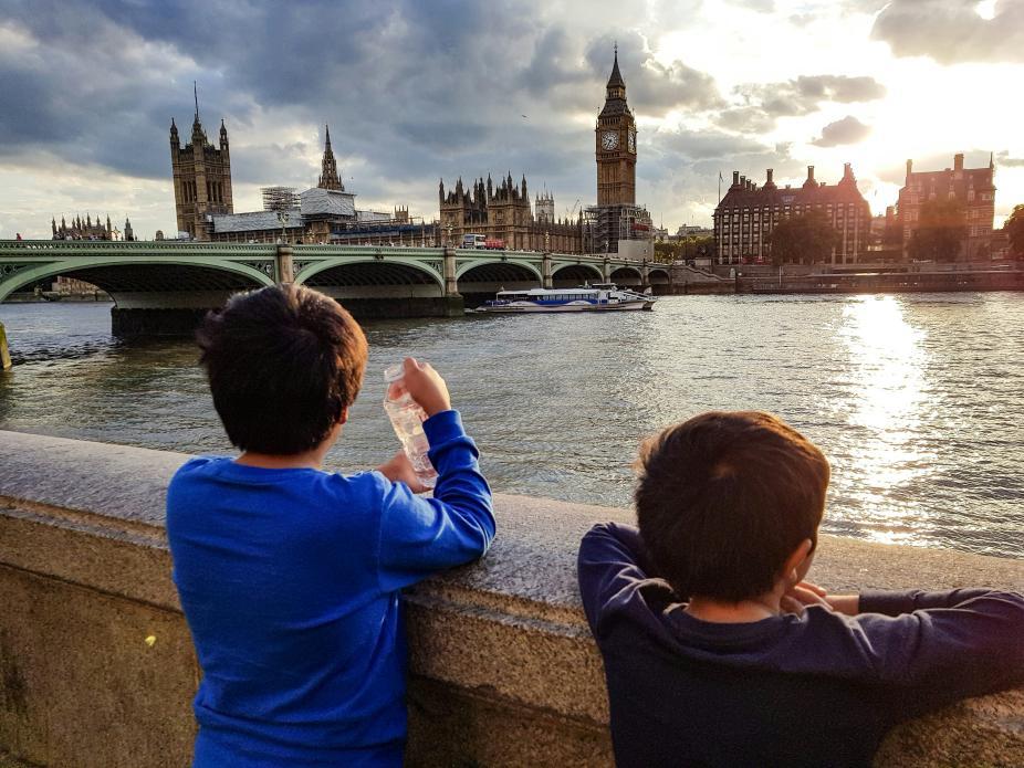 Des enfants découvrent Big Ben, à Londres 