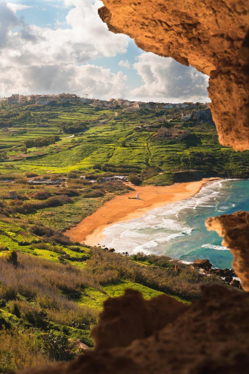 Vue sur Ramla Bay, de la grotte de Calypso, sur l'île de Gozo 