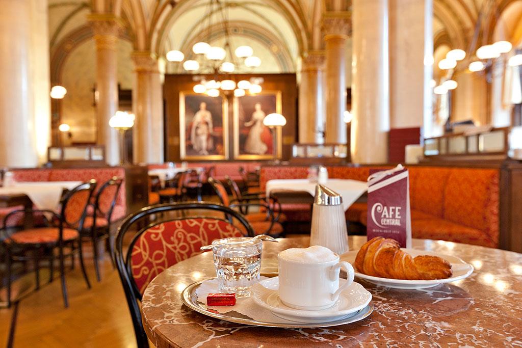 Les salons du café central