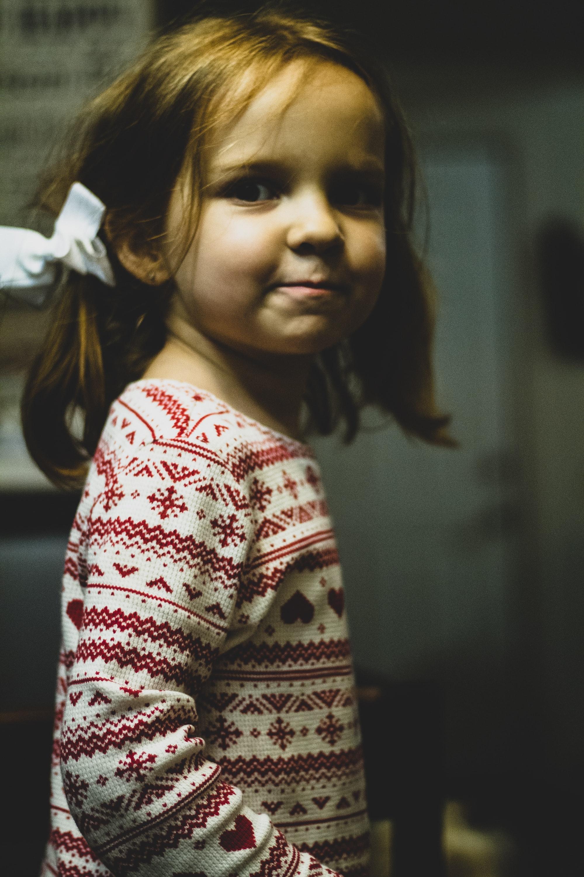 La petite fille au pull de noel