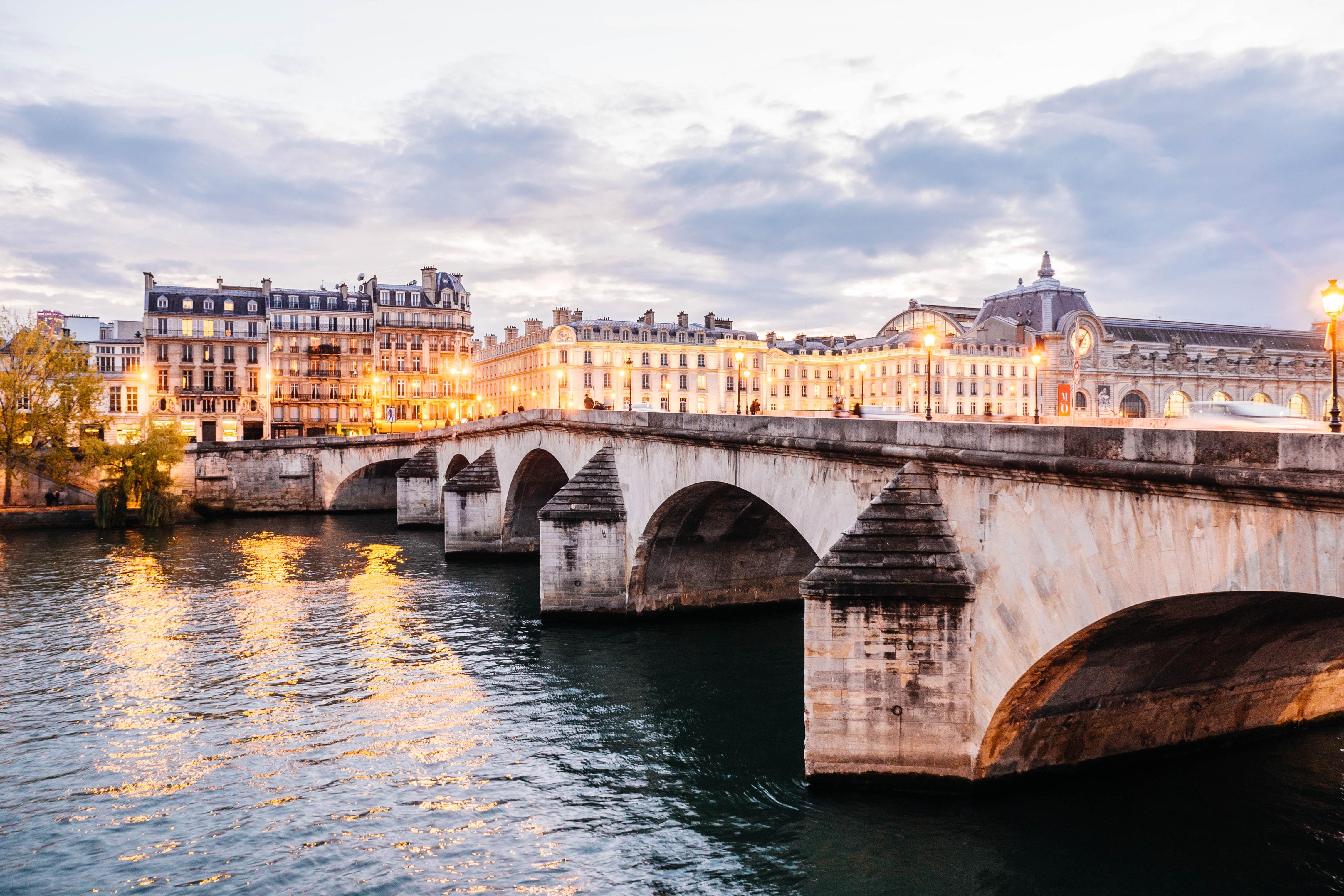 Pont Paris lors d'un week-end de Saint-Valentin