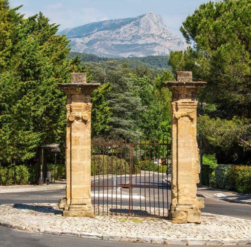 la Sainte-Victoire en fond