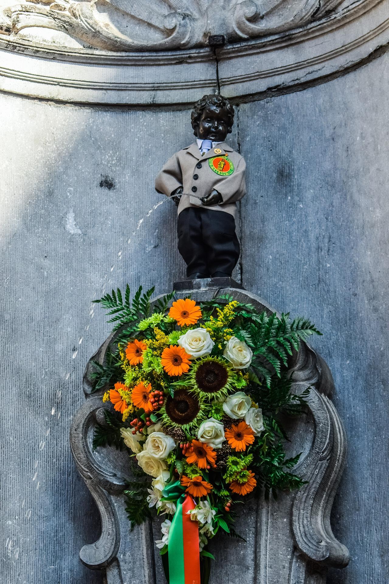 Le Manneken Pis avec des fleurs