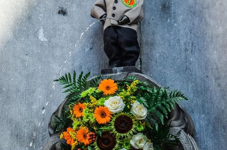 Le Manneken Pis avec des fleurs