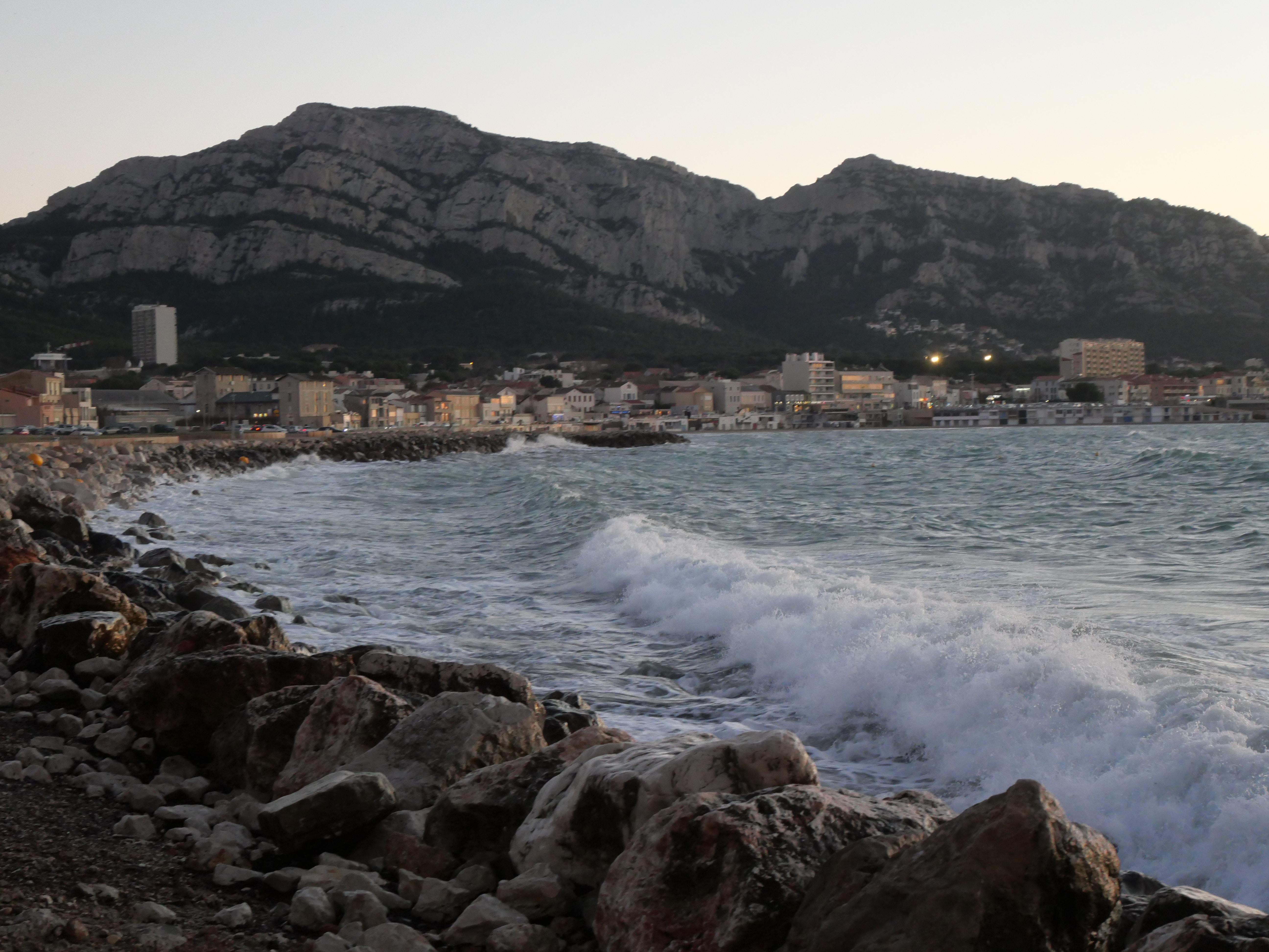 Les vagues sur les plages du Prado à Marseille