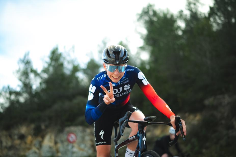 Une coureuse de l'équipe FDJ Suez avec le sourire