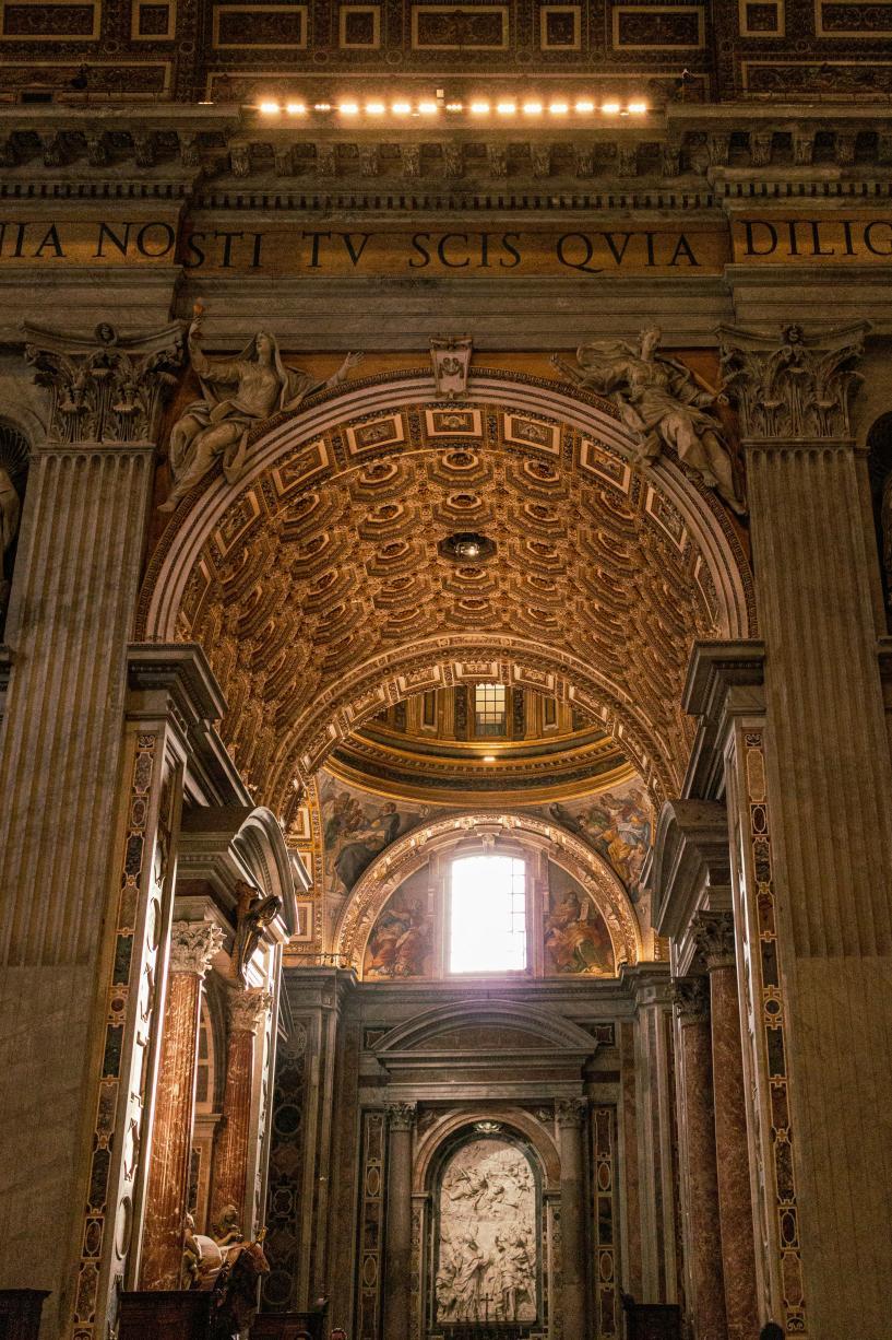 Sous le dôme de la basilique Saint-Pierre de Rome 