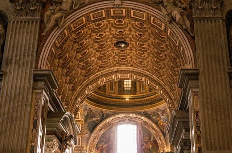 Sous le dôme de la basilique Saint-Pierre de Rome