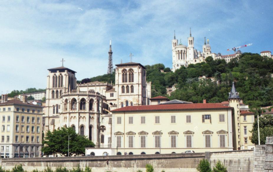 La cathédrale Saint-Jean de Lyon, et la colline de Fourvière