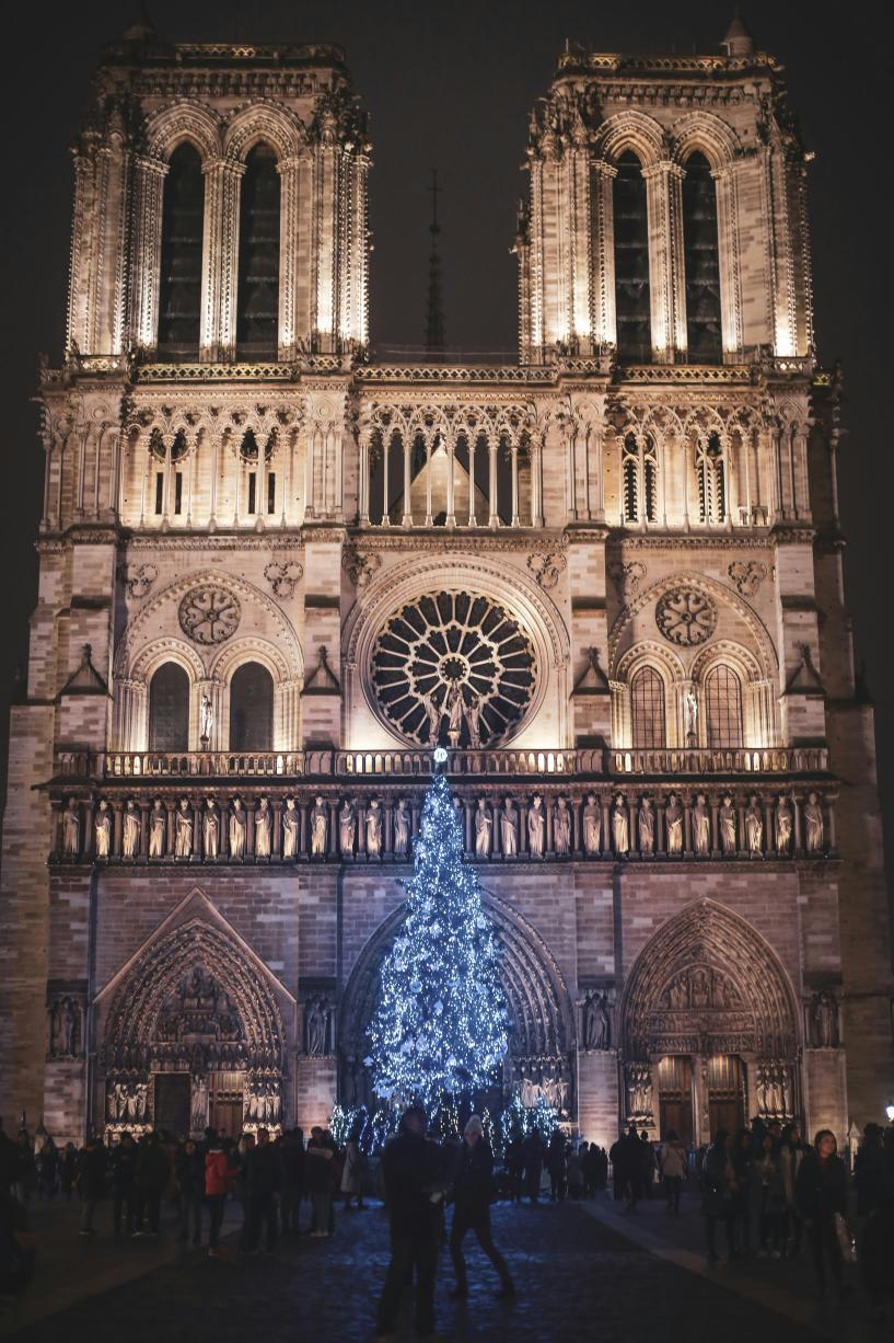 Noël sur le parvis de Notre-Dame de Paris 