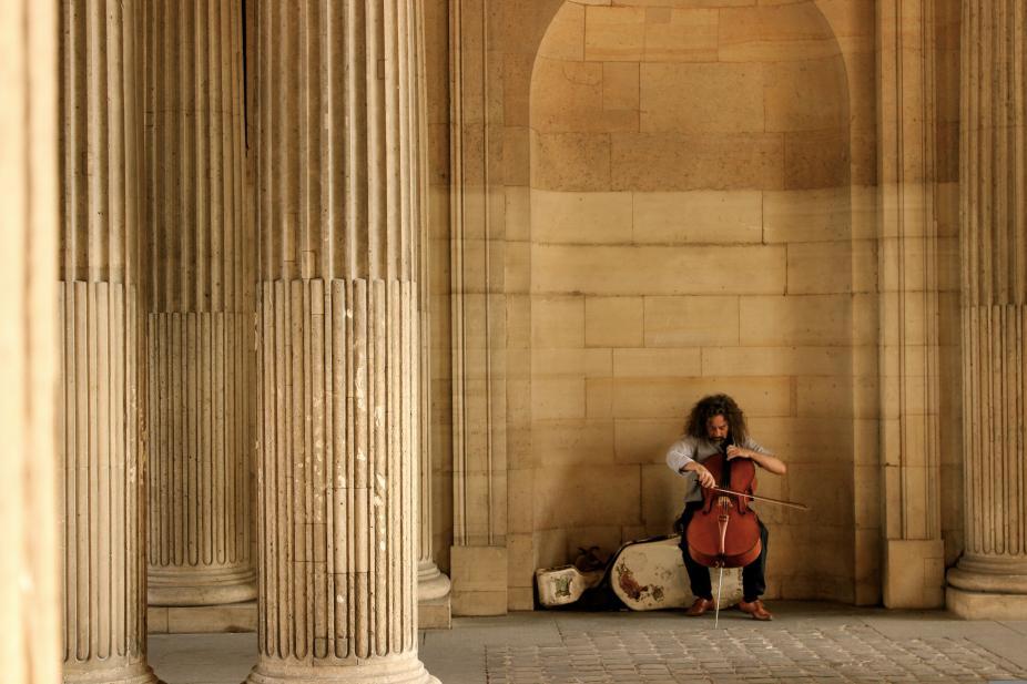 Un violoncelliste lors de la fête de la musique 