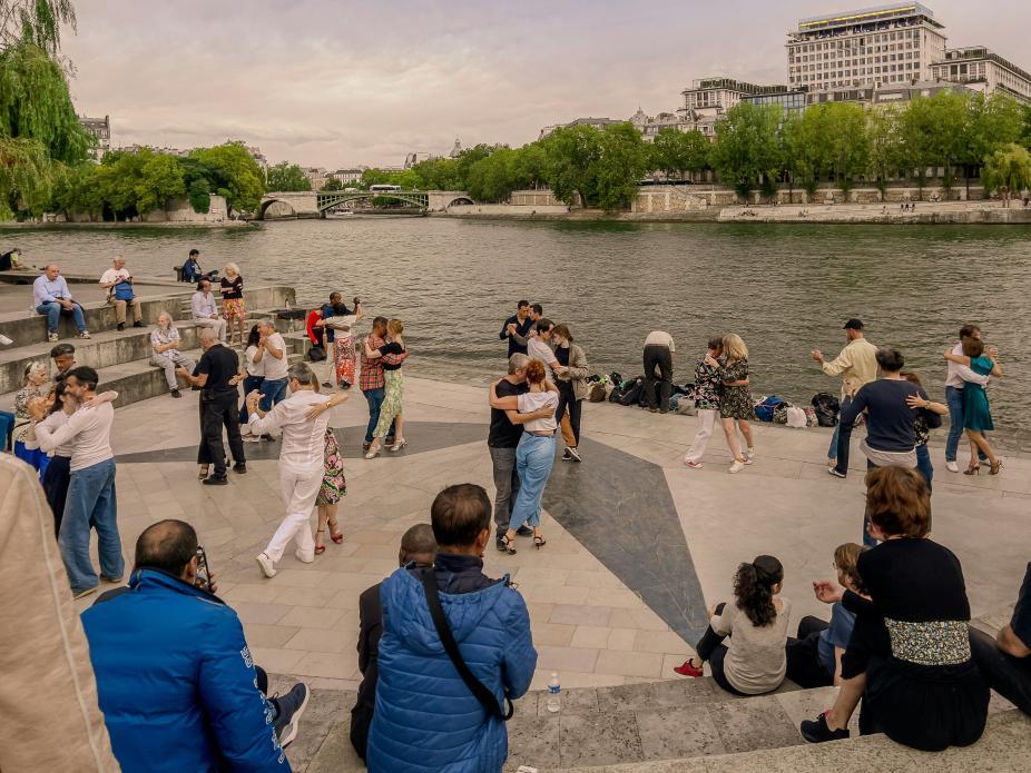 La danse en bord de Seine, à Paris 