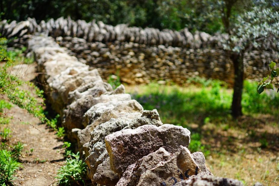 Un mur de pierres sèches, typique de la Provence 