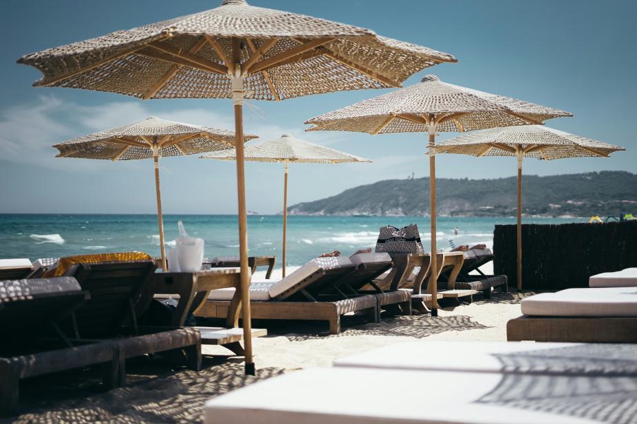 Sous les parasols de la plage de Pampelonne