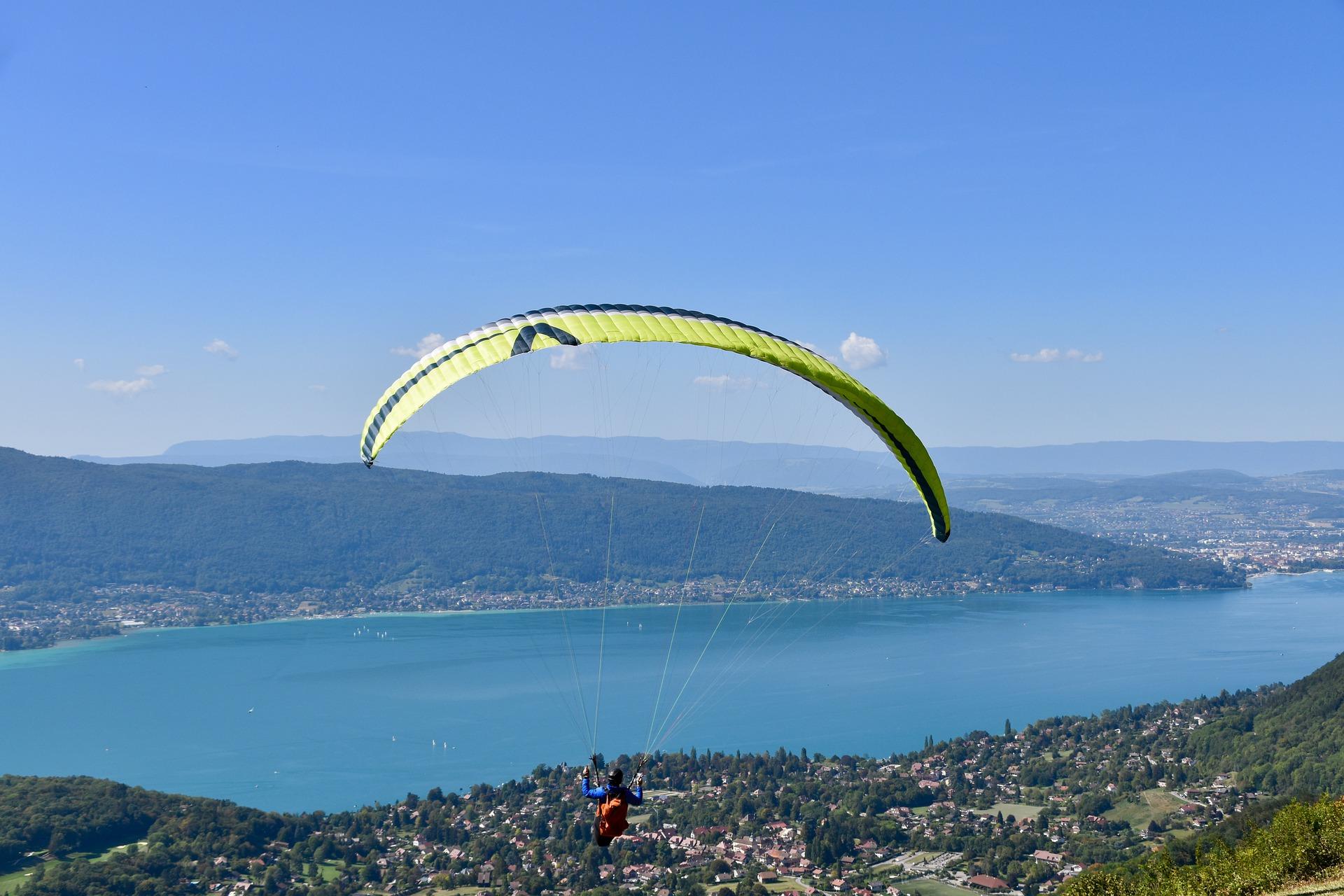 Parapente sur le lac d'Annecy