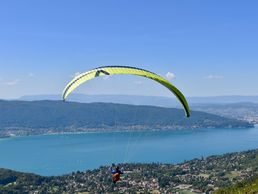 Parapente sur le lac d'Annecy