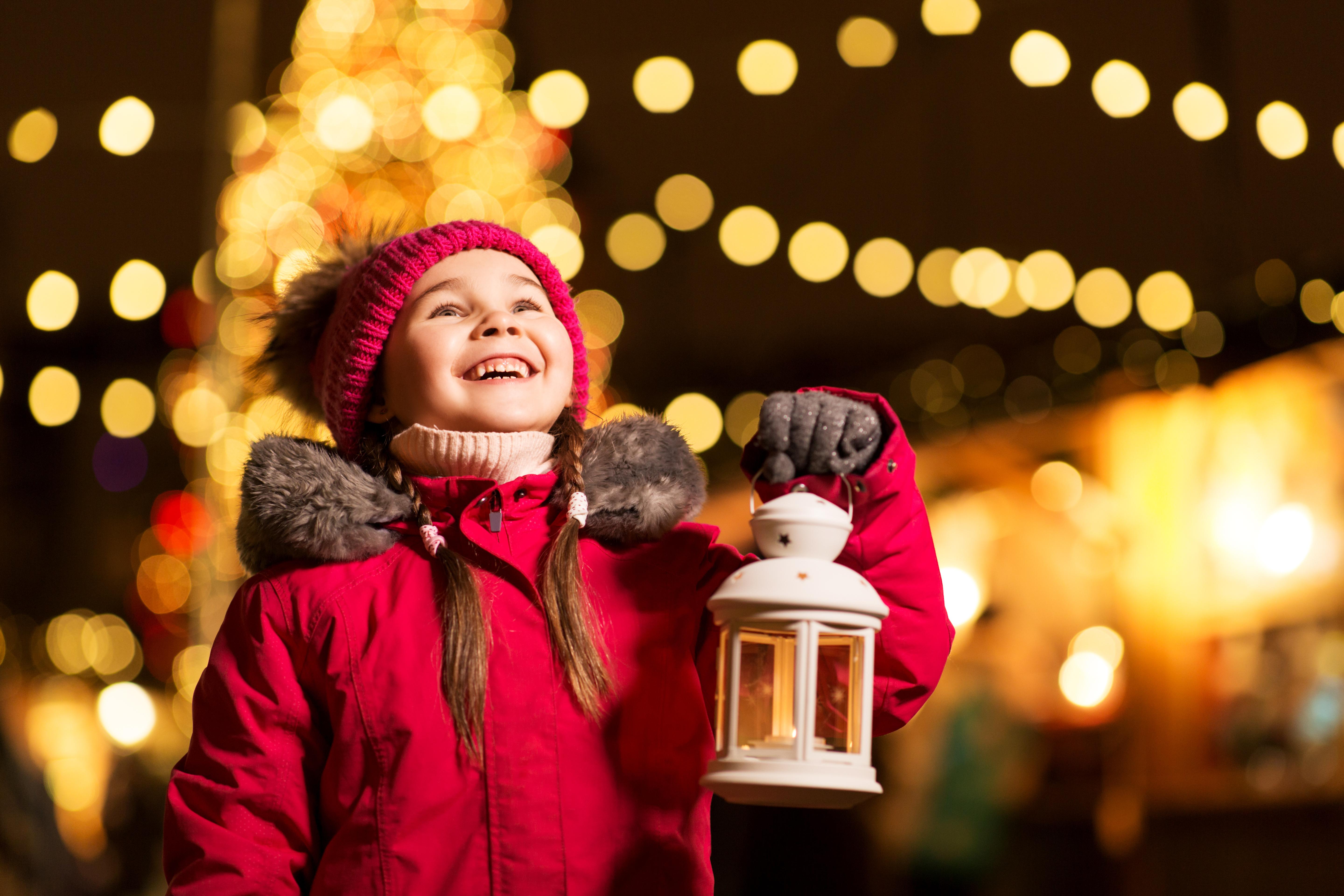 Une petite fille au marché de Noël