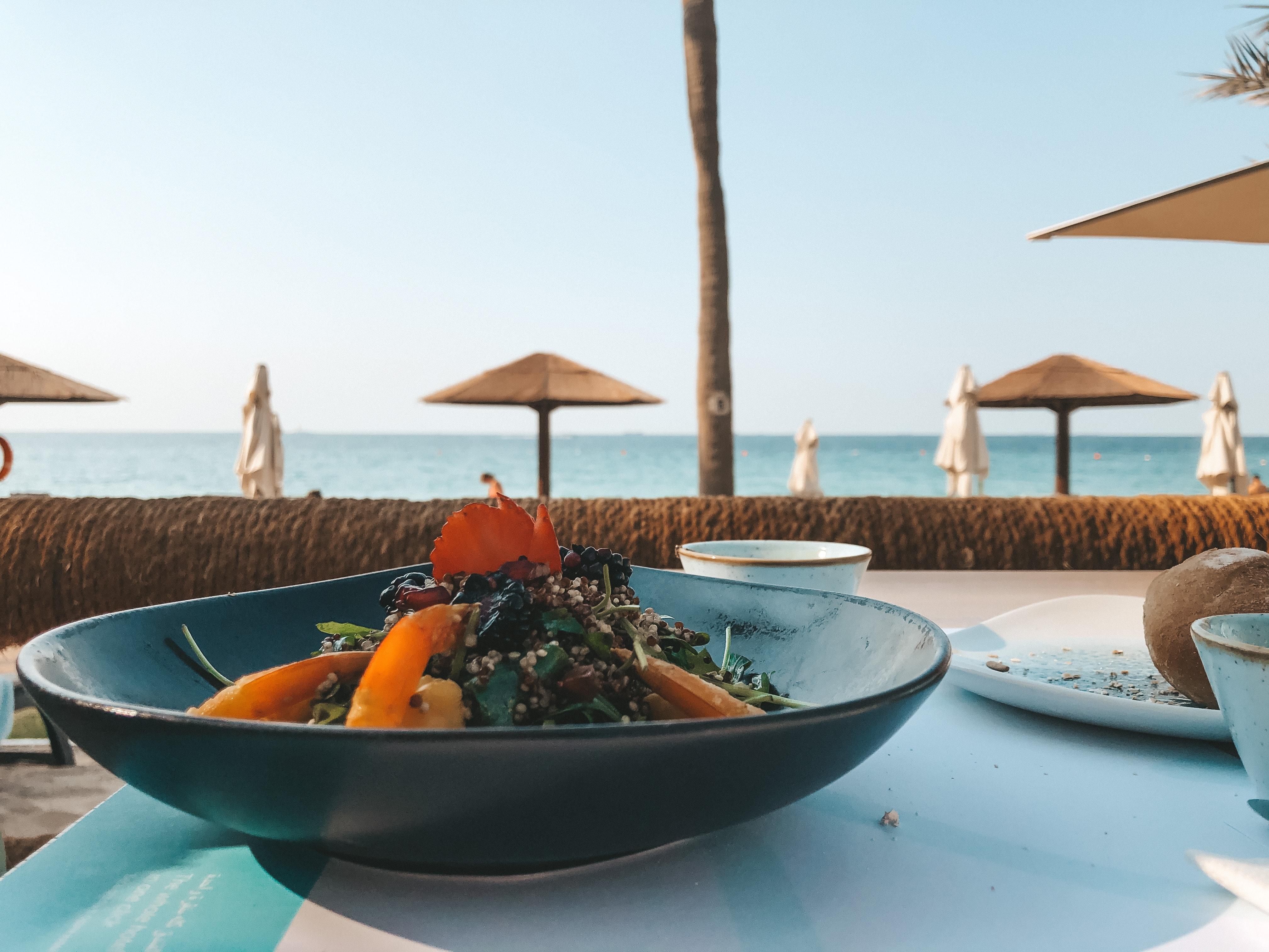 un restaurant de plage à Dubaï