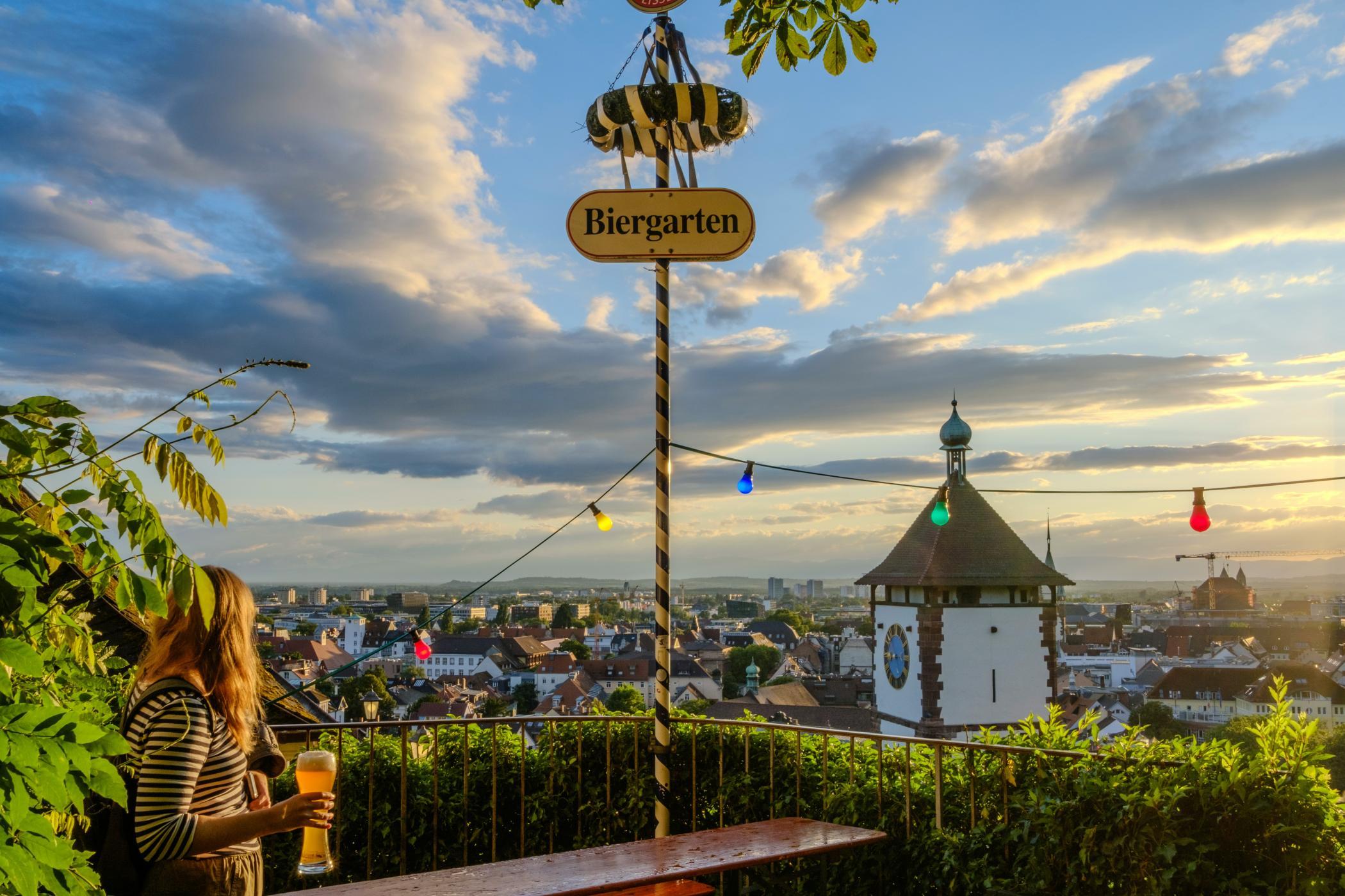 Un Biergarten sur le Schlossberg de Fribourg-en-Brisgau
