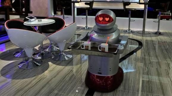 Les serveurs remplacés par des robots au Pengheng Espace Capsules Hôtel en Chine