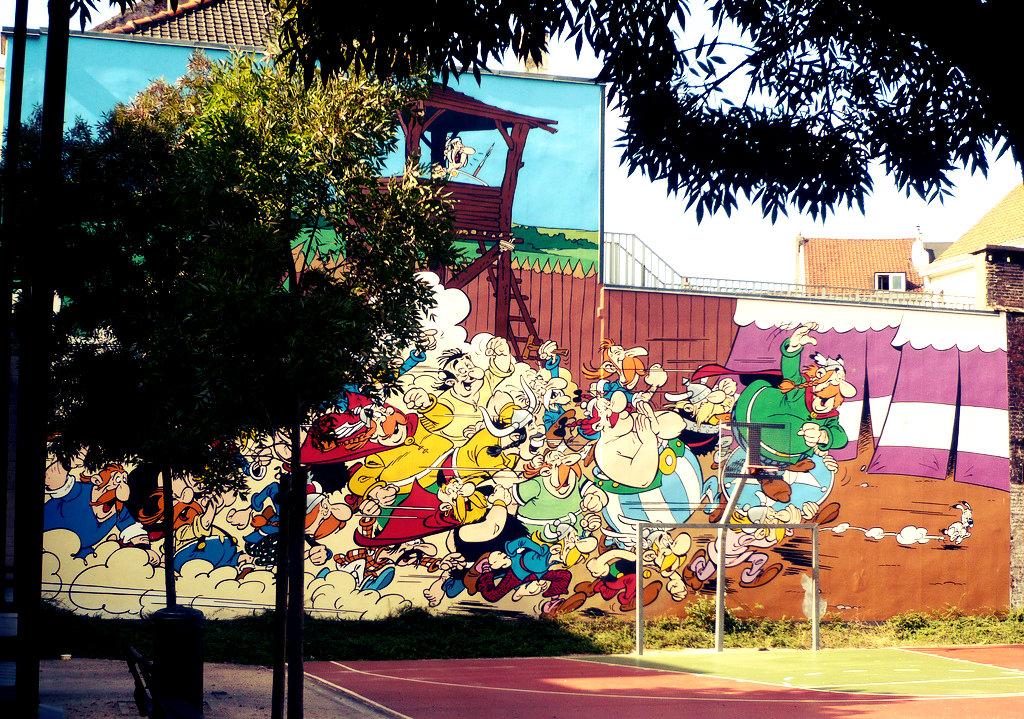 Fresque très colorée d’Astérix et ses amis sur le mur d’une aire de jeux – source; CC BY