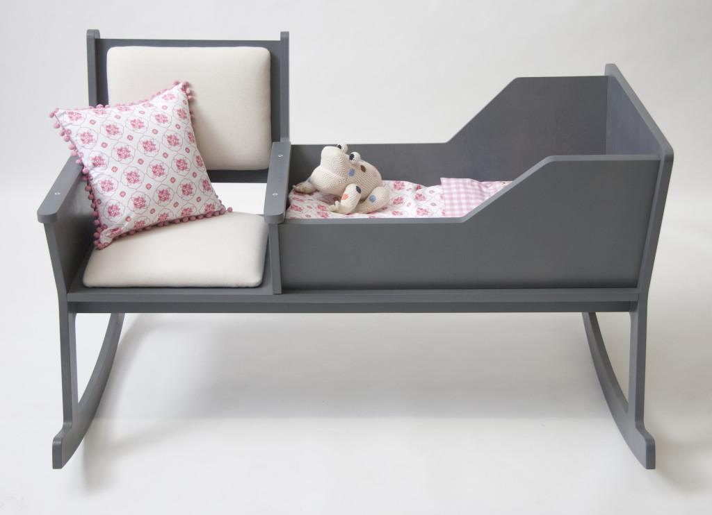 11- Un berceau-chaise à bascule
