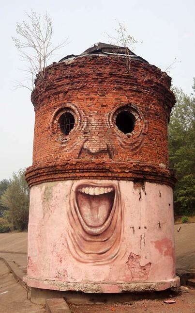 Détournement d’un bâtiment abandonné par l’artiste russe Nikita Nomerz