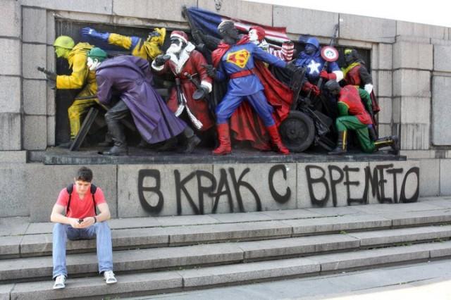 Le Père Noël, Superman et autres héros américains ont remplacés temporairement les soldats de l’armée rouge – Artiste inconnu