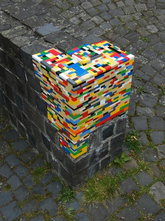 Réparation d’un mur en LEGO par Jan Vormann