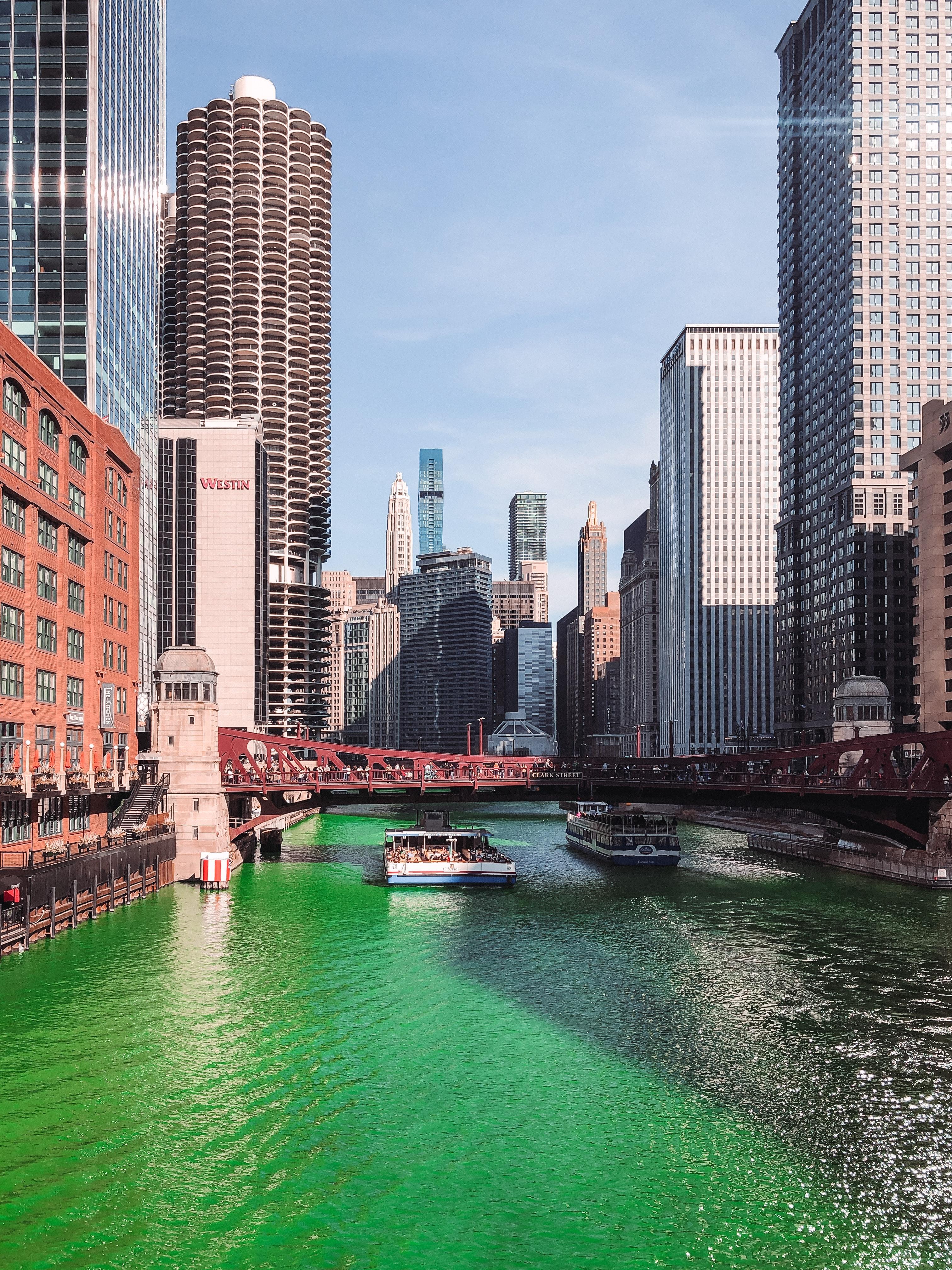 La rivière de Chicago pour la Saint-Patrick 