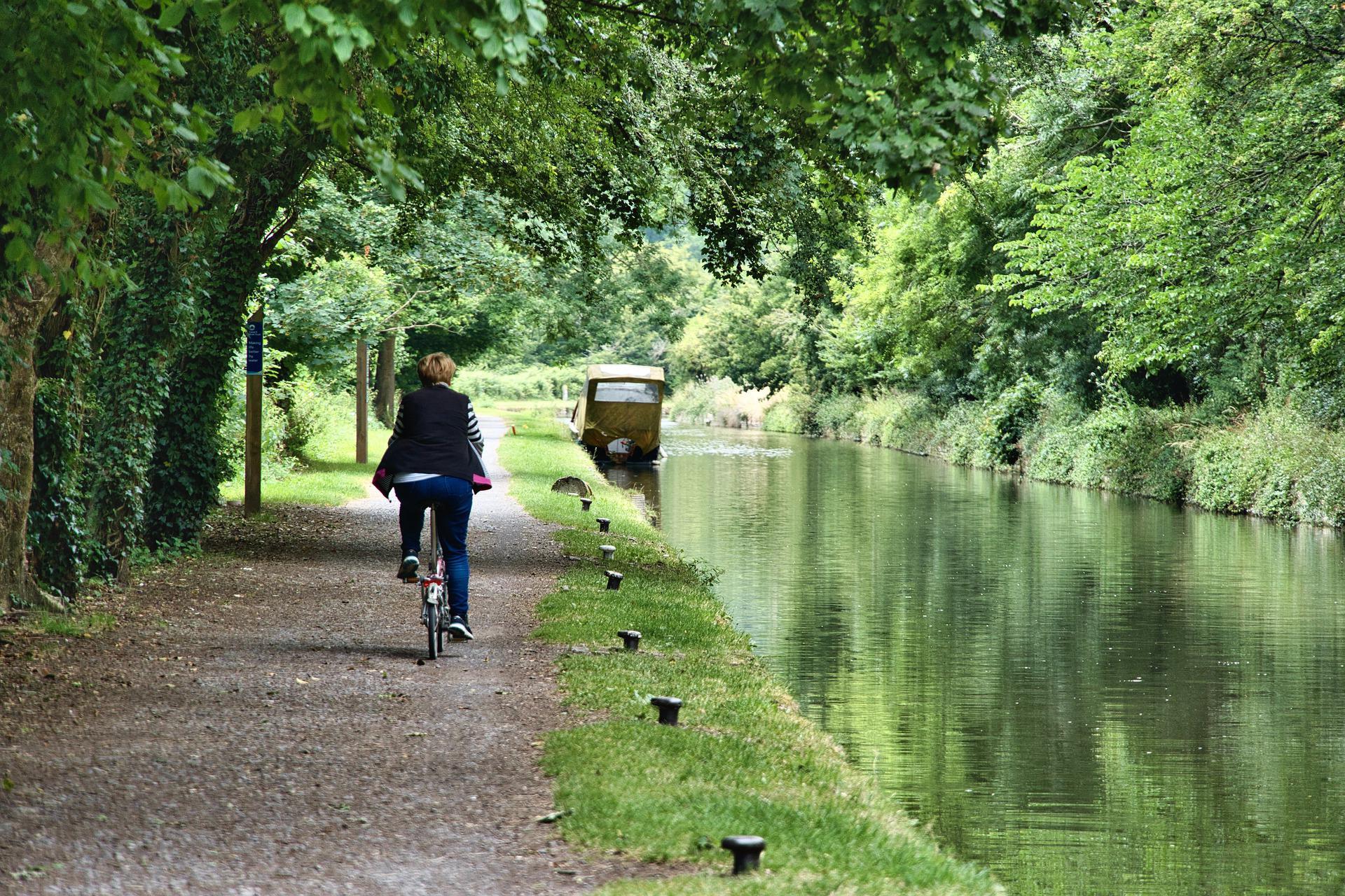 vélo au bord du canal