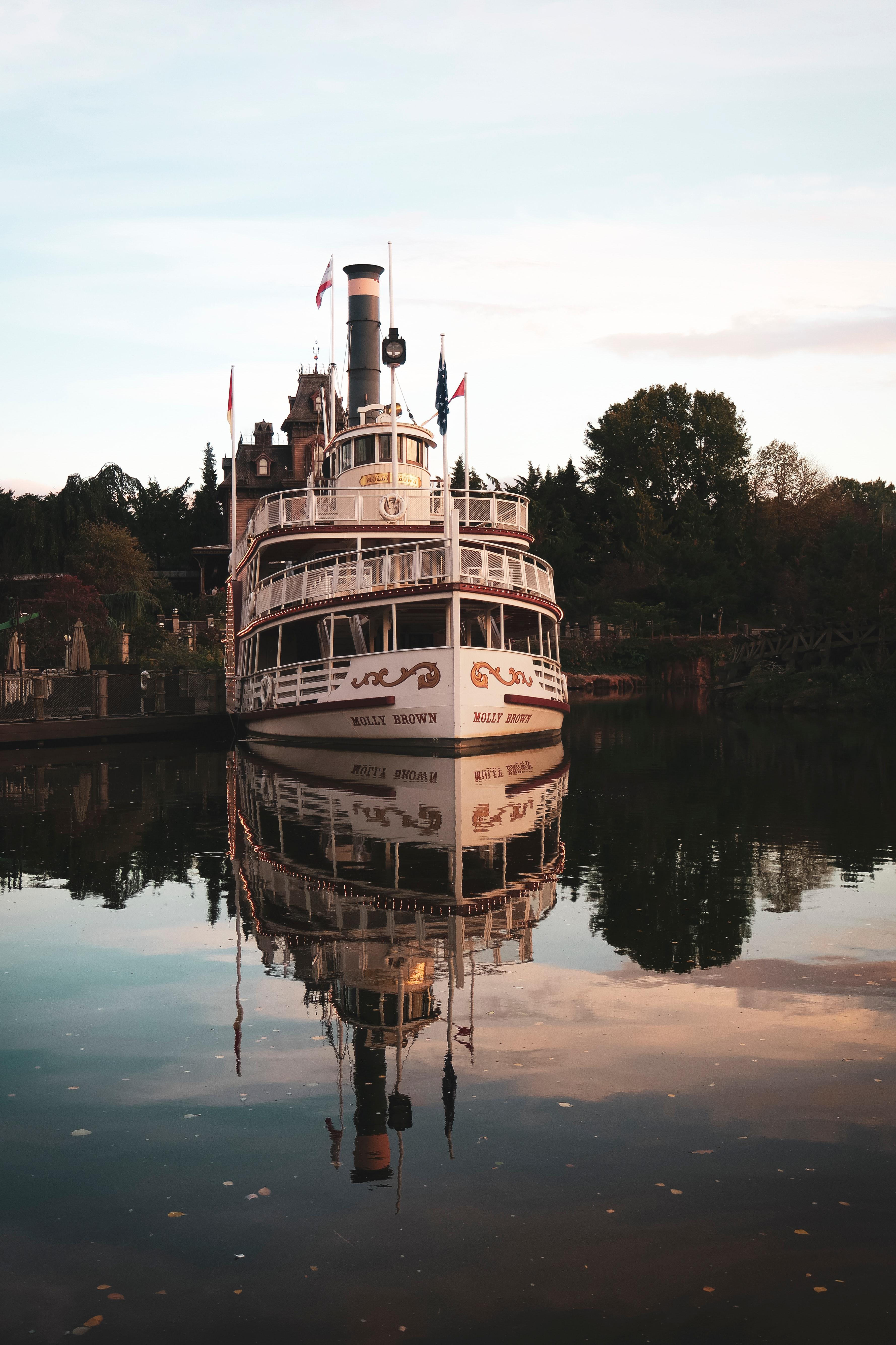Le bateau de l'attraction Thunder mesa riverboat landing à Disneyland Paris