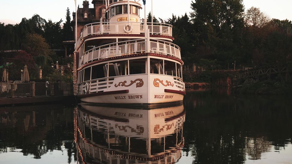 Le bateau de l'attraction Thunder mesa riverboat landing à Disneyland Paris