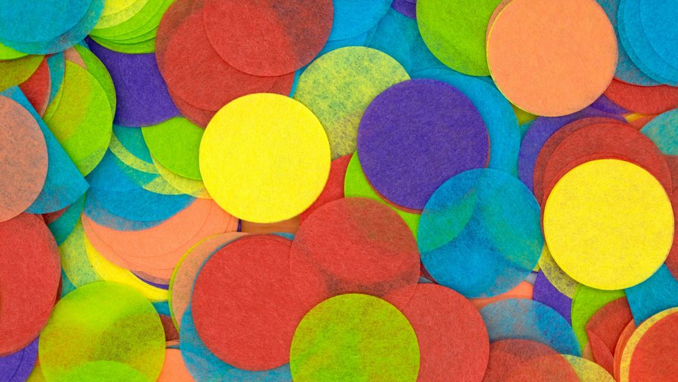 les confettis multicolores du carnaval de Nice 