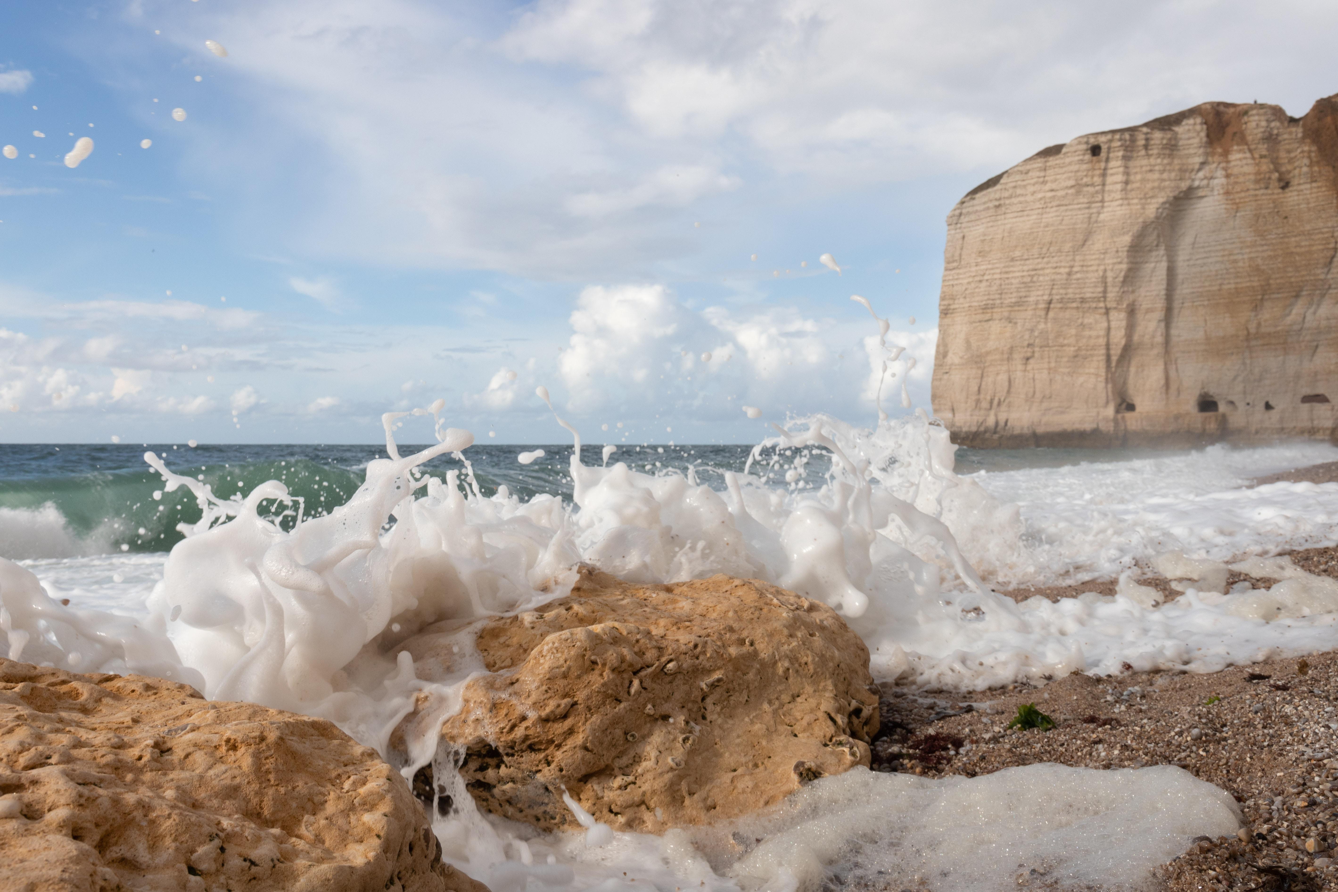 La plage du Tilleul sous les falaises d'Etretat