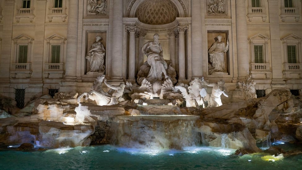 La fontaine de Trévi, de nuit, à Rome La fontaine de Trévi, de nuit, à Rome