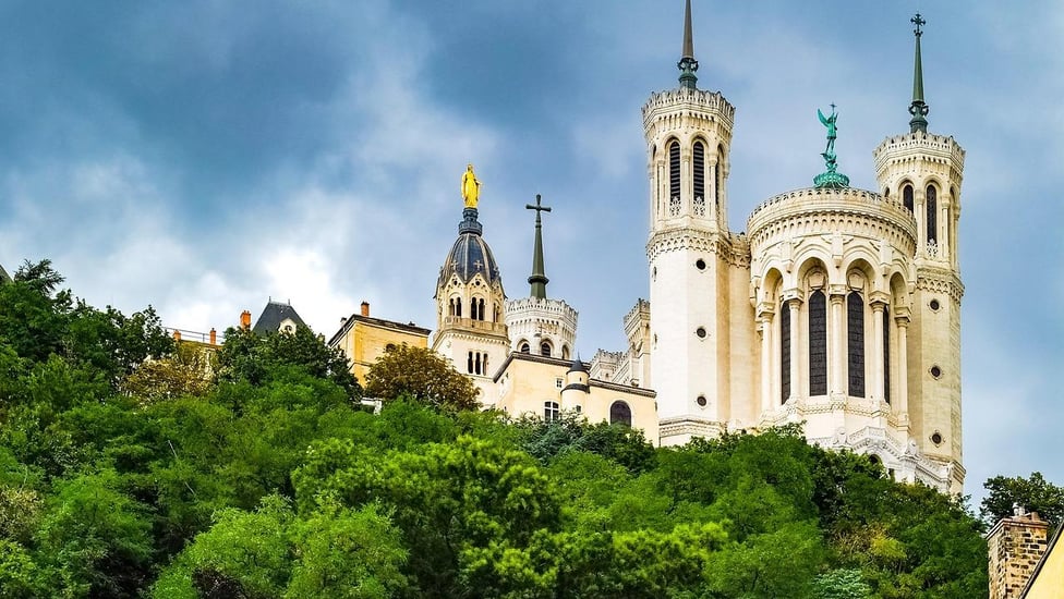 La colline de Fourvière et sa basilique, un incontournable de Lyon La colline de Fourvière et sa basilique, un incontournable de Lyon