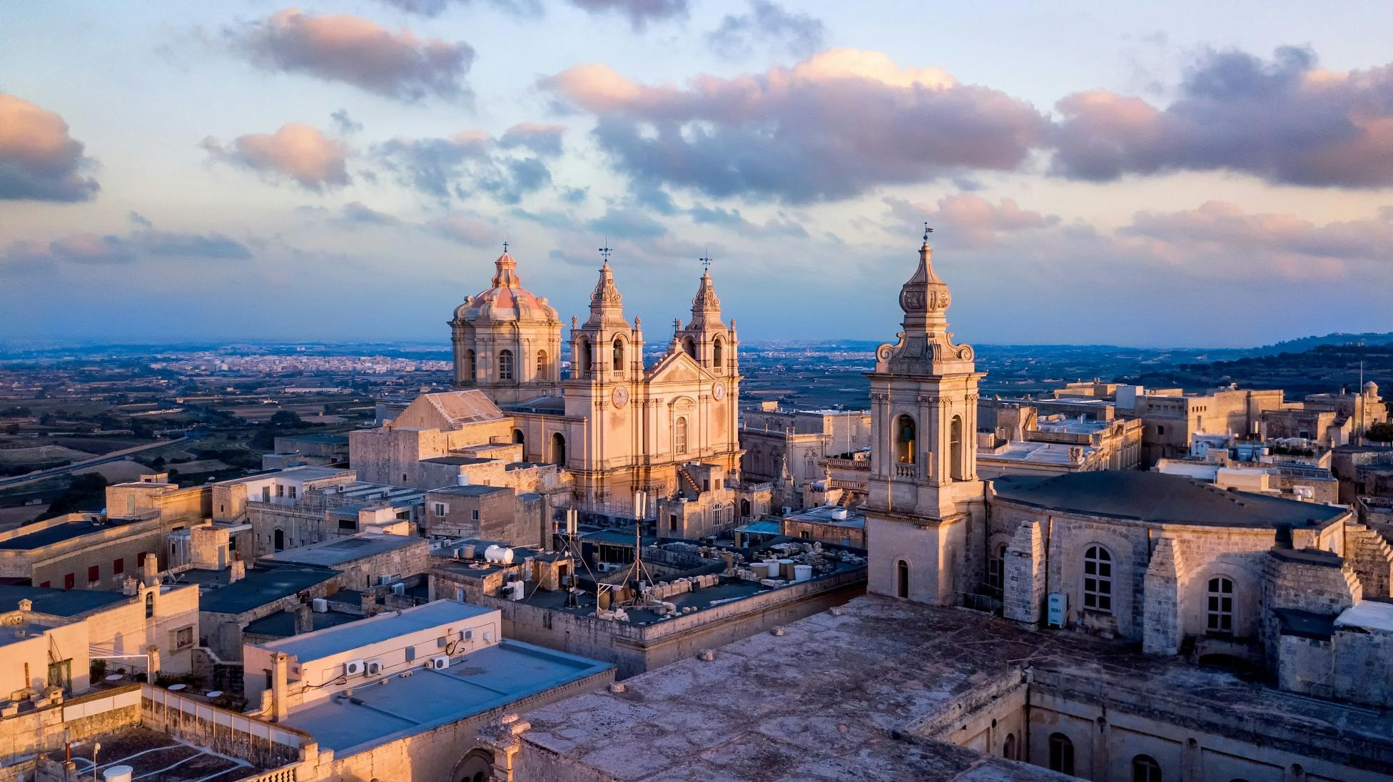 Mdina face au soleil couchant, à Malte
