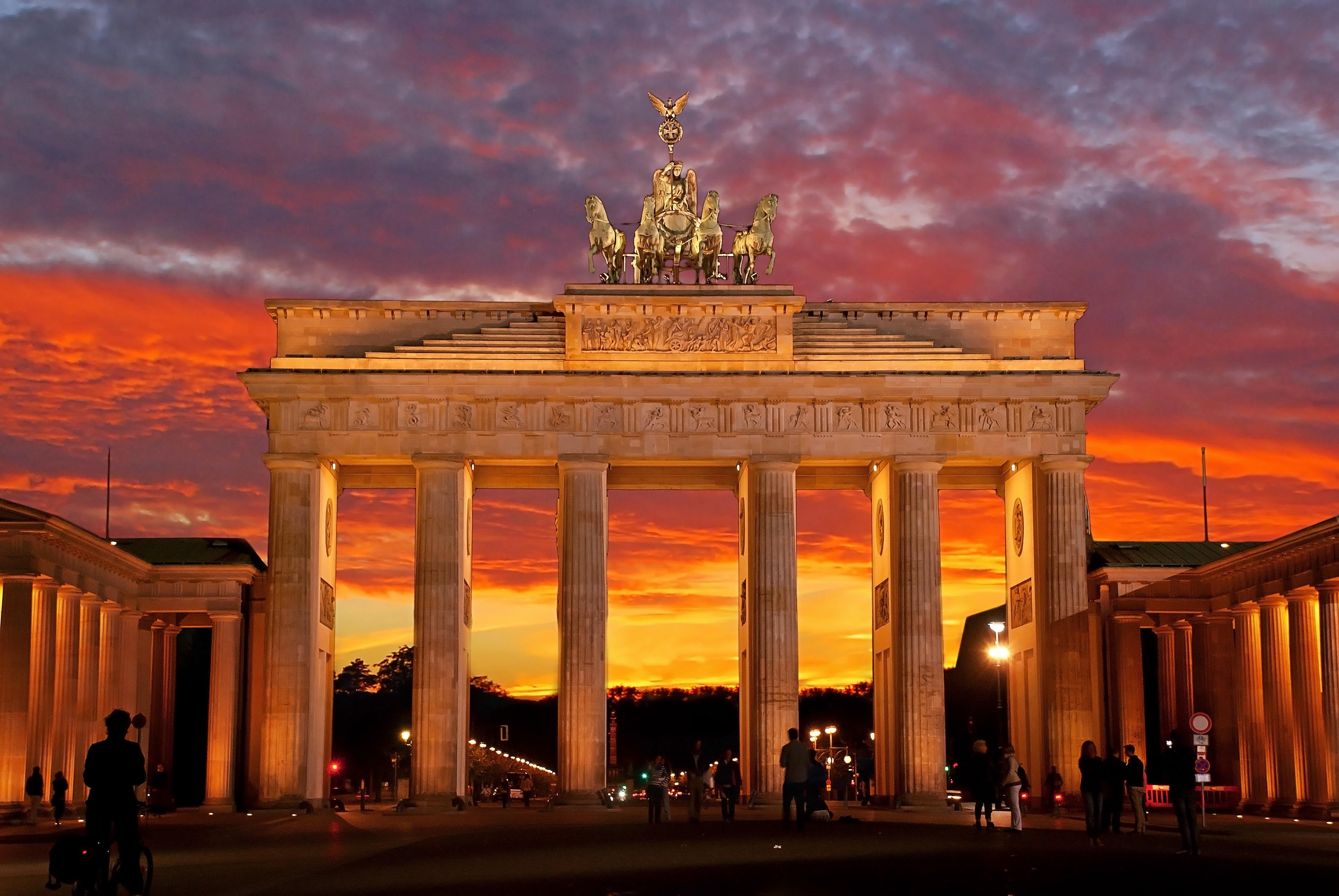 Berlin : les silhouettes des Berlinois se détachent sur fond orangé