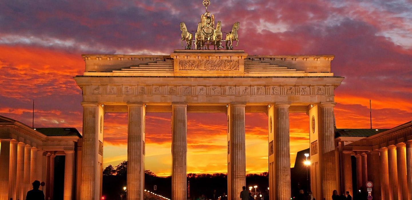 Berlin : les silhouettes des Berlinois se détachent sur fond orangé